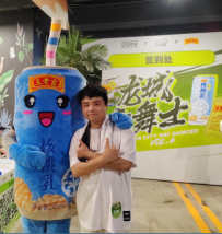 男人的照片上寫(xiě)著(zhù)字低可信度描述已自動(dòng)生成