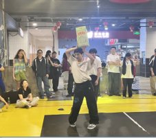 一群穿著(zhù)制服的人中度可信度描述已自動(dòng)生成