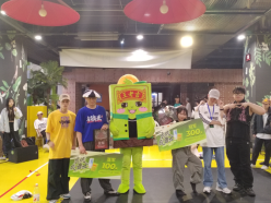 一群人站在室內描述已自動(dòng)生成